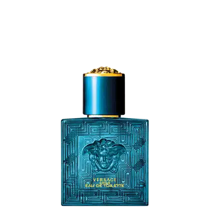A imagem mostra o frasco de perfume da Versace, com forma quadrada e feito de vidro azul. No centro do frasco, há uma cabeça de medusa esculpida em alto relevo e o topo do frasco possui uma tampa azul com detalhes dourados.