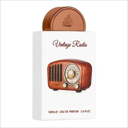 Frasco de item de perfumaria com design retrô em tom marrom, com rótulo "Vintage Radio" e logotipo da marca Lattafa Perfumes, sobre caixa branca com texto em vermelho.