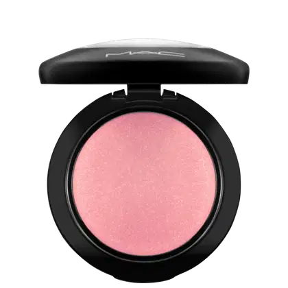 Compacto de blush rosa da marca MAC, em embalagem preta com logotipo da marca. O produto possui uma textura brilhante e uniforme, com uma tonalidade rosa suave.