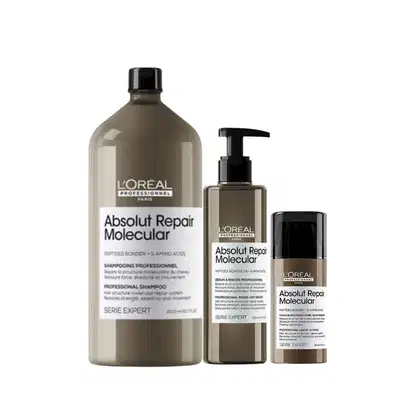 A imagem mostra um kit contendo um shampoo de 1,5L, um sérum capilar e um leave-in, todos da linha Absolut Repair Molecular de L'Oréal Professionnel. Possuem o frasco com a cor marrom e tampa preta.