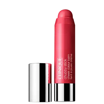 Produto de beleza em embalagem cilíndrica vermelha com rótulo "Clinique Chubby Stick Moisturizing Lip Colour Balm". Apresenta design simples e compacto, com tampa protetora.