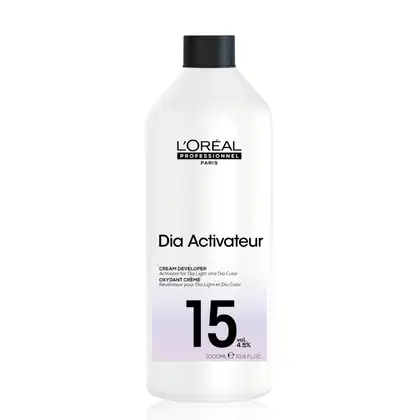 Frasco branco da linha Dia Activateur da L'Oréal Professionnel Paris, com rótulo preto e texto indicando que se trata de um revelador de cor com 15 volumes de oxidante.