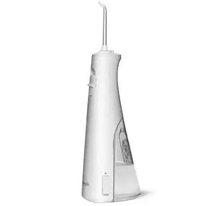Aparelho de irrigação oral Waterpik, com design em branco, corpo cilíndrico e bico longo, exibindo o logotipo da marca. O produto possui controles e indicadores na parte frontal, projetado para limpeza e cuidado bucal.