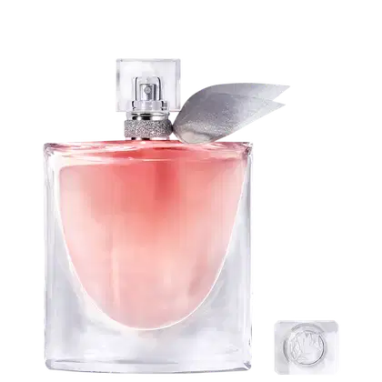 Frasco de perfume Lancôme com tampa prateada e corpo de vidro transparente contendo líquido rosa. Rótulo com nome da marca visível na parte inferior do frasco.