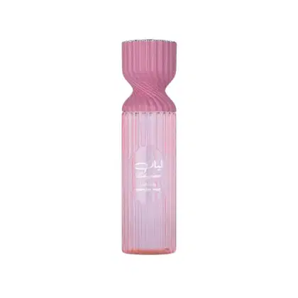 Frasco de perfume rosa da marca Lattafa Perfumes, com design ondulado e detalhes em relevo. O rótulo apresenta o nome da marca em destaque.