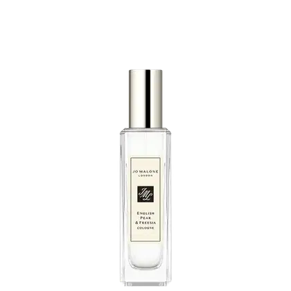 Perfume em frasco transparente retangular com tampa prateada. A embalagem exibe o logotipo e nome da marca "Jo Malone London" em letras pretas sobre fundo branco. O rótulo indica que é uma colônia com fragrância de "English Pear & Freesia".