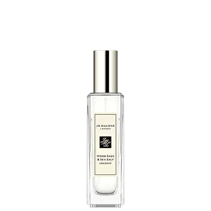 O produto apresentado é um frasco de perfume da marca Jo Malone London, com o nome "Wood Sage & Sea Salt Cologne" impresso no rótulo.