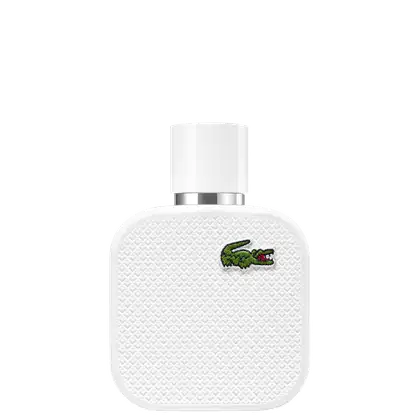 A imagem mostra um frasco de perfume da marca Lacoste. O frasco é retangular, com cantos arredondados e acabamento texturizado em relevo, todo branco, e com o desenho de um crocodilo, símbolo da marca, no canto superior direito.