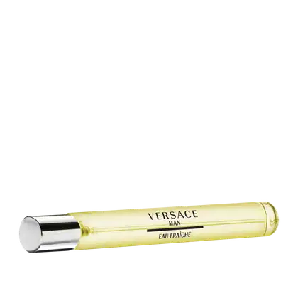 A imagem mostra um frasco portátil de perfume masculino da marca Versace. O frasco é cilíndrico, dourado e com tampa cromada. Tem o nome "Versace Man Eau Fraîche" impresso em letras escuras no corpo do frasco.