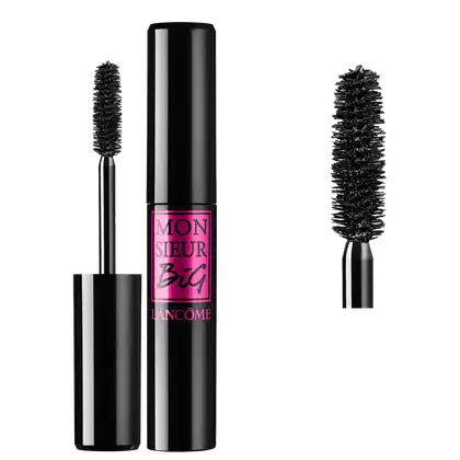 Frasco preto de máscara de cílios da marca Lancôme, com rótulo rosa destacando a frase "Monsieur Big". O produto possui uma escova preta com cerdas volumosas, projetada para proporcionar cílios intensos e definidos.