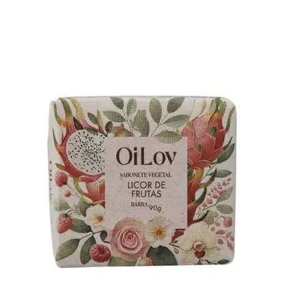 Sabonete vegetal da marca OiLov, com embalagem retangular decorada com ilustrações florais em tons de vermelho, rosa e verde. O rótulo indica o nome do produto "Licor de Frutas" e o peso de 90g.