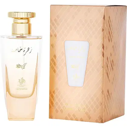 Frasco de perfume Al Wataniah com tampa dourada, embalado em caixa bege com padrão de diamantes. O rótulo apresenta o nome do produto em árabe e inglês, com detalhes dourados.