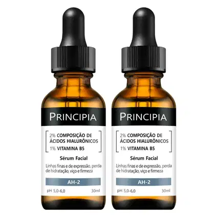 Dois frascos de soro facial da marca Principia, contendo 2% de ácidos hialurônicos e 1% de vitamina B5. Os frascos possuem rótulos pretos com o nome da marca e informações sobre o produto.