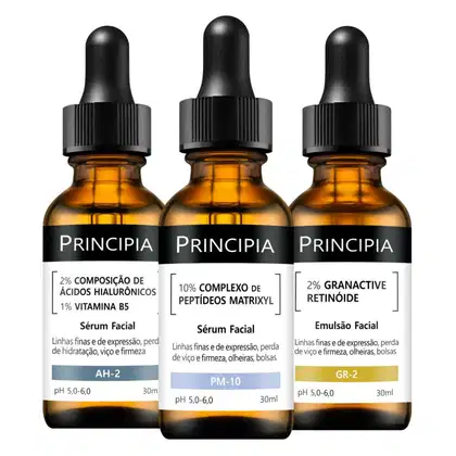 Três frascos de soro facial da marca Principia, contendo diferentes formulações: 2% de ácidos hialurônicos, 10% de complexo de peptídeos matrixyl e 2% de retinóide granativo. Cada frasco possui rótulo preto com o nome da marca e descrição do produto.