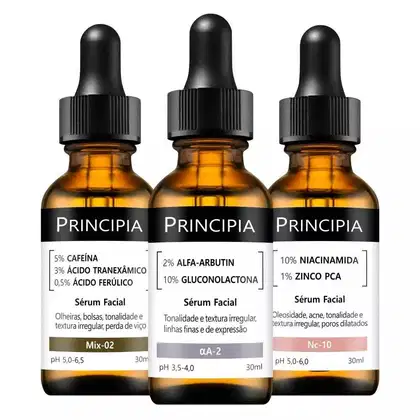 Três frascos de soro facial da marca Principia, contendo diferentes formulações com ingredientes como cafeína, ácido tranexâmico, alfa-arbutina, niacinamida e zinco PCA.