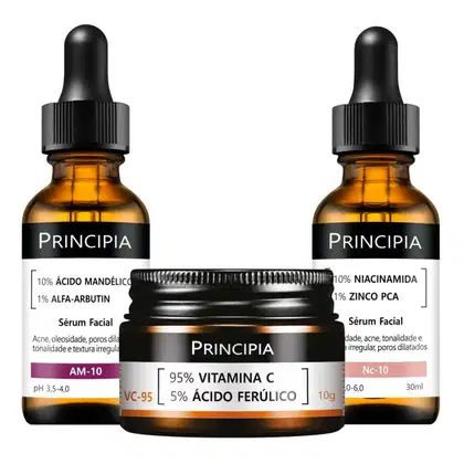 Três frascos de tratamento facial da marca Principia, contendo ingredientes como ácido mandélico, niacinamida e zinco PCA. Os frascos possuem rótulos com informações sobre os produtos.