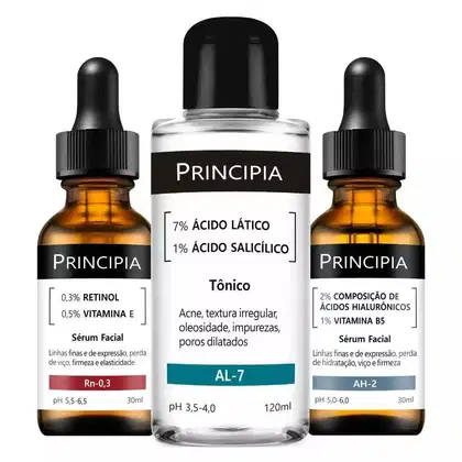 Três frascos de soro facial da marca Principia, contendo 0,3% de retinol, 0,5% de vitamina E, 7% de ácido lático e 1% de ácido salicílico, além de 2% de ácidos hialurônicos e 1% de vitamina B5.