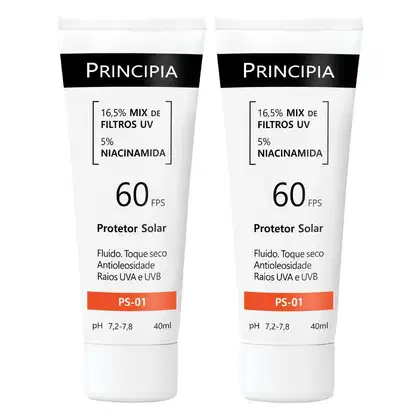 Dois tubos de protetor solar da marca Principia, com 60 FPS e 16,5% de filtros UV, além de 5% de niacinamida. Apresentam embalagem branca com detalhes em preto e laranja.