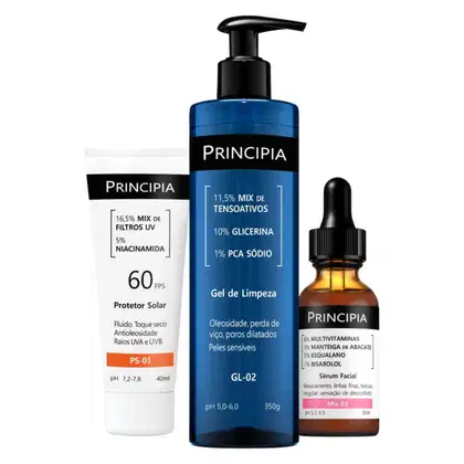 Três produtos da marca Principia: um protetor solar em tubo, um gel de limpeza em frasco com bomba e um sérum facial em frasco conta-gotas. As embalagens apresentam cores predominantes azul e preto.