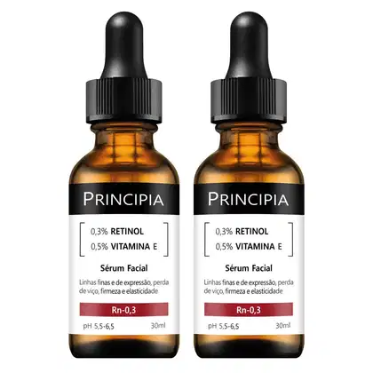 Dois frascos de soro facial Principia contendo 0,3% de retinol e 0,5% de vitamina E, com rótulos pretos e âmbar, apresentando informações sobre o produto em português.