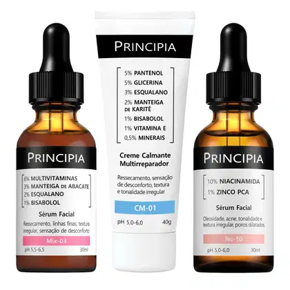 Três produtos da marca Principia: um sérum facial em frasco de vidro, um creme multireparador em tubo e um sérum facial em frasco de vidro. Todos os produtos apresentam informações sobre seus ingredientes e características em rótulos pretos e brancos.