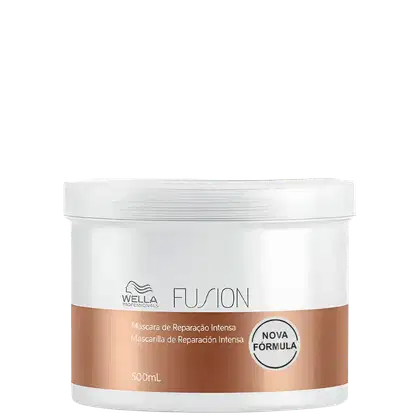 Frasco branco de 500 mL da máscara de reparação intensa da linha Fusion da Wella Professionals, com rótulo destacando a nova fórmula do produto.