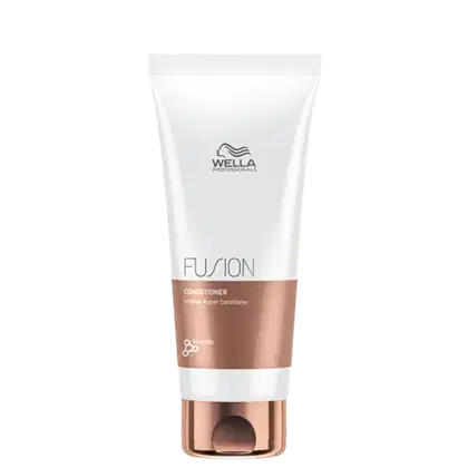 Frasco de condicionador da linha Fusion da Wella Professionals, com embalagem branca e detalhes em tons de rosa. O rótulo apresenta o nome do produto e a marca Wella Professionals.