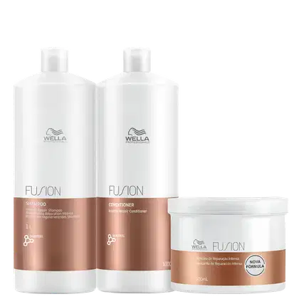Três produtos da linha Fusion da Wella Professionals: shampoo, condicionador e máscara de reparação intensa, em embalagens brancas com detalhes em tons de marrom.