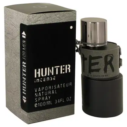 Frasco de perfume Armaf Hunter Intense, com embalagem preta e cinza, contendo 100 ml de produto. O rótulo exibe o nome da fragrância em letras grandes e informações sobre o tipo de produto, um vaporizador natural.