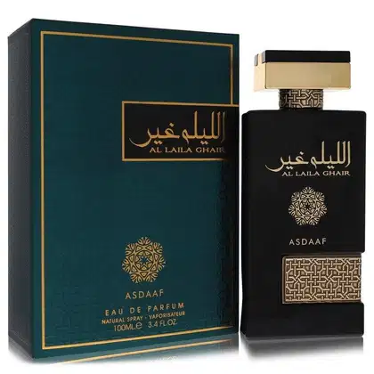 Perfume de luxo da marca Lattafa Perfumes, com frasco preto e dourado em caixa verde escura com detalhes dourados. O rótulo exibe o nome "Al Laila Ghair" e o nome da fragrância "Asdaaf" em árabe e inglês.