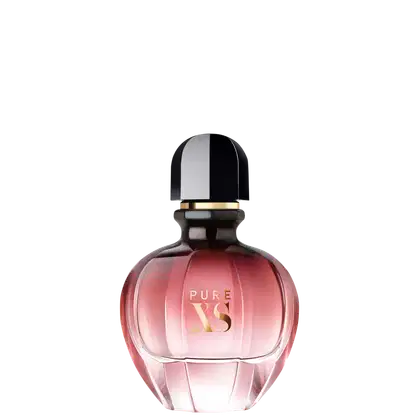 Perfume em frasco de vidro arredondado com tampa preta e detalhes dourados. O frasco é rosa translúcido, com o nome "PURE XS" impresso em letras douradas na parte frontal. A embalagem tem um formato elegante e sofisticado.