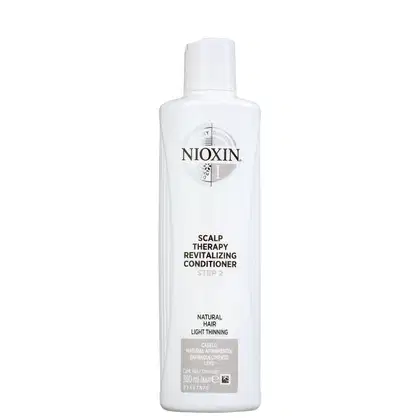 Condicionador Nioxin, embalagem plástica branca opaca. Rótulo com o logotipo Nioxin e texto "Scalp Therapy Revitalizing Conditioner Step 2" em letras pretas. Indicado para cabelos naturais com leve rarefação. Contém 300ml.