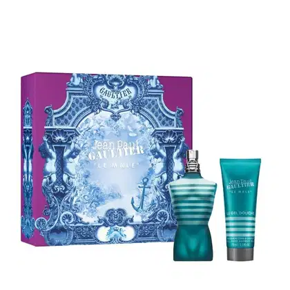 Conjunto de produtos Jean Paul Gaultier "Le Male", composto por um frasco de perfume e um gel de banho, em embalagem decorativa com elementos gráficos em tons de azul e roxo.