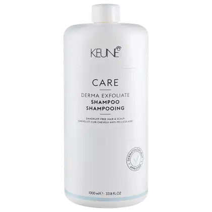 Frasco branco de 1000 ml da linha Care da Keune, com rótulo destacando o "Derma Exfoliate Shampoo" para cabelos e couro cabeludo anti-caspa.