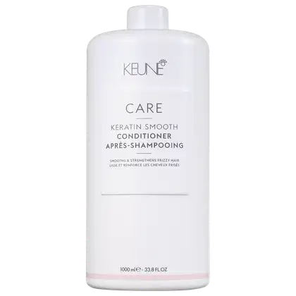 Frasco branco de condicionador da marca Keune, da linha Care Keratin Smooth, com rótulo em cinza e branco indicando que o produto suaviza e fortalece os cabelos crespos.