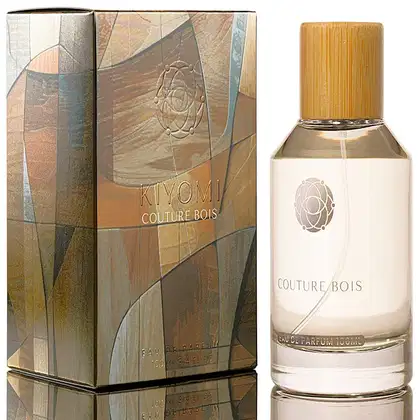 Perfume Kiyomi Couture Bois em frasco de vidro com tampa de madeira, embalado em caixa de papelão com design geométrico em tons de marrom e bege. Rótulo com nome da marca e produto.