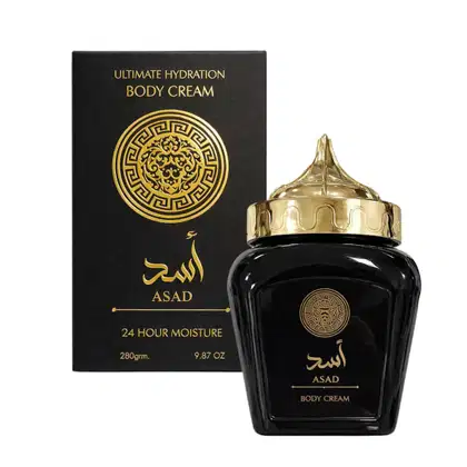 Creme corporal da marca Asad da Lattafa Perfumes, em embalagem preta e dourada com design ornamental. O frasco possui tampa dourada e contém 280g do produto, com indicação de "24 Hour Moisture" na caixa.