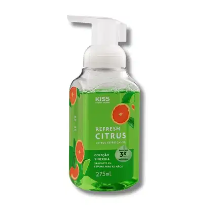 Frasco de espuma para as mãos da linha Refresh Citrus da marca Kiss New York, com embalagem transparente e rótulo verde com ilustrações de folhas e frutas cítricas.