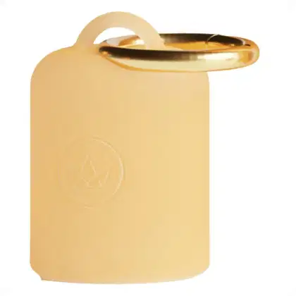 Case para lip oil da marca Mari Maria Makeup feito em silicone em tom amarelo e alça dourada