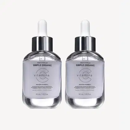 Dois frascos de vidro com soluções de vitamina C da marca Simple Organic, com rótulos em preto e branco. Cada frasco possui 30 ml de conteúdo e conta com um conta-gotas para aplicação.