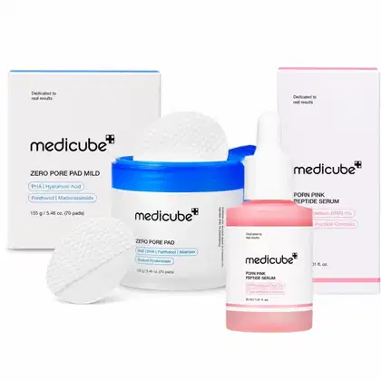 Medicube Zero Pore Pad Mild e Porn Pink Peptide Serum em embalagens brancas e rosa, com detalhes em azul. Produtos dedicados a resultados reais, com ingredientes como ácido hialurônico e complexo peptídico.