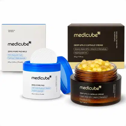 O produto Medicube inclui um frasco de creme de cápsula Deep Vita C em embalagem marrom e uma caixa branca com um recipiente azul contendo almofadas Zero Pore Pad Mild. Ambos os produtos apresentam o logotipo da marca Medicube.