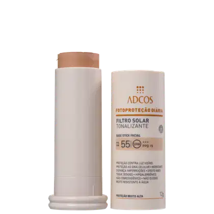 A imagem mostra o Protetor Solar com Cor Fotoproteção Diária Tonalizante Stick FPS 55 da marca Adcos.