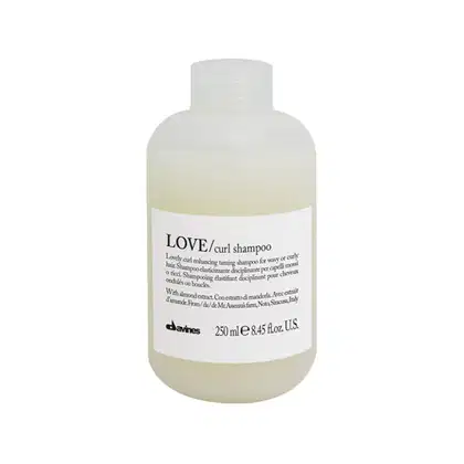 Frasco de shampoo Davines Love/curl de 250 ml, com rótulo branco e texto preto indicando que é um shampoo para cabelos cacheados e ondulados.