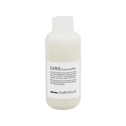 Frasco branco de 150 ml da linha Love/curl controller da Davines, um creme modelador para cabelos cacheados, com rótulo preto e branco exibindo o nome do produto.