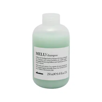 Frasco de shampoo Melu da marca Davines, com 250 ml de capacidade, em tonalidades de verde e branco, com rótulo destacando o nome do produto e informações sobre seus benefícios.