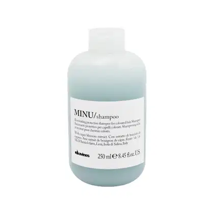 Frasco de shampoo Davines Minu, com 250 ml, em embalagem de plástico branco e azul claro, com rótulo informando o nome do produto e sua função de proteção para cabelos coloridos.