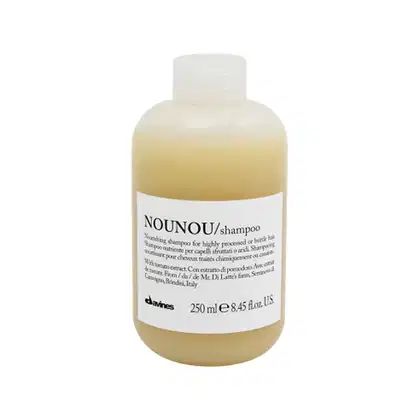 Frasco de shampoo Nounou da marca Davines, com 250 ml de capacidade. O produto apresenta um gradiente de cor do branco ao amarelo, com rótulo branco contendo o nome do produto em destaque.