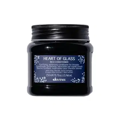 Frasco preto de 250ml da linha Heart of Glass da Davines, um condicionador fortificante e realçador para cabelos loiros, com rótulo em tons de azul e branco detalhado com folhagens.