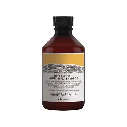 Frasco de shampoo Davines Naturaltech Nourishing, com 250 ml, embalagem de plástico marrom escuro com rótulo amarelo e branco, contendo informações sobre o produto.